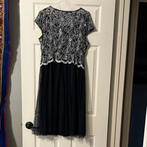 Elegant Navy and Silver Lace Cocktail Evening Dress - Picture 4 of 6